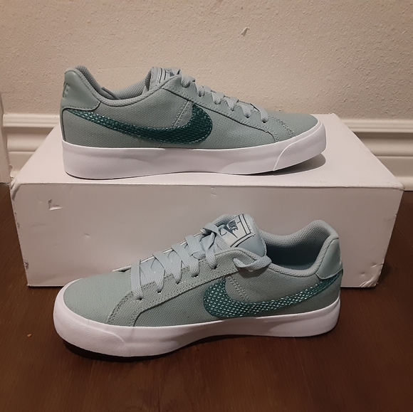 Nike - Picture 2 of 4